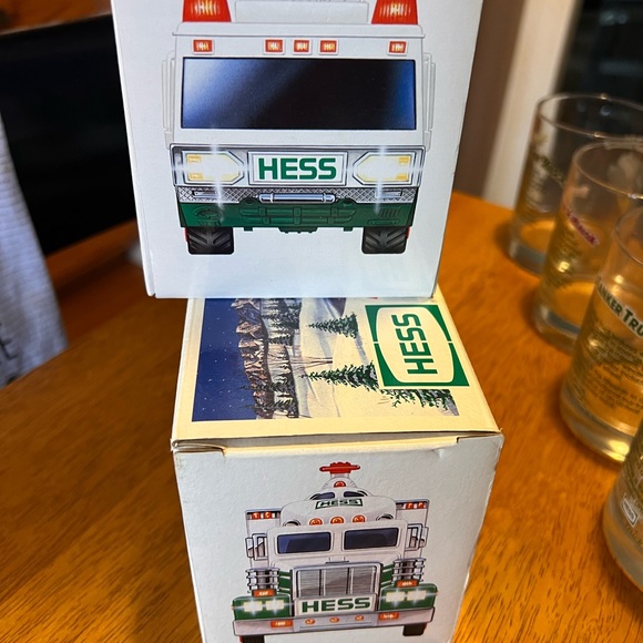 4 MIB 1990s Hess Trucks Bundle plus Set of 1996 Hess Truck Glasses, Mint - Picture 15 of 15